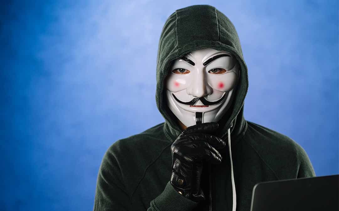 hacker com máscara anônima